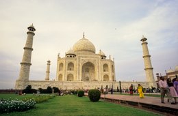 Agra;-Architecture;-Dome;-India;-Kaleidos;-Kaleidos-images;-La-parole-à-limage;-Lawn;-Low-angle;-Mausoleum;-Minarets;-Mughal;-Mumtaz-Mahal;-Perspective;-Shah-Jahan;-Stories-Pictures;-Taj-Mahal;-Tarek-Charara;-UNESCO;-Uttar-Pradesh;-Visitors;-World-Heritage